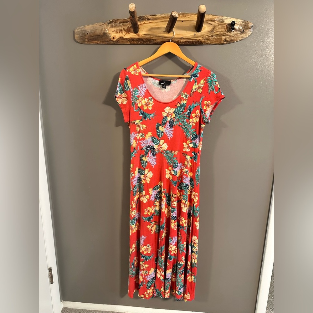 Stretchy, Loose Hibiscus Luau Midi Dress, Red with Yellow Flowers